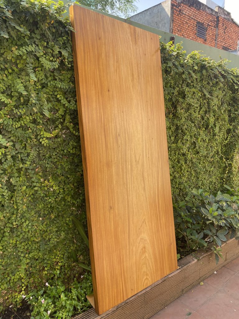 bàn gỗ Lim Vàng sang trọng , phong phú