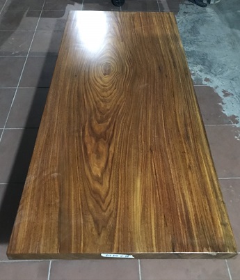 Bàn gỗ Lim Vàng nguyên khối dài 1m8 phù hợp làm bàn ăn, bàn làm việc, bàn cafe, bàn văn phòng