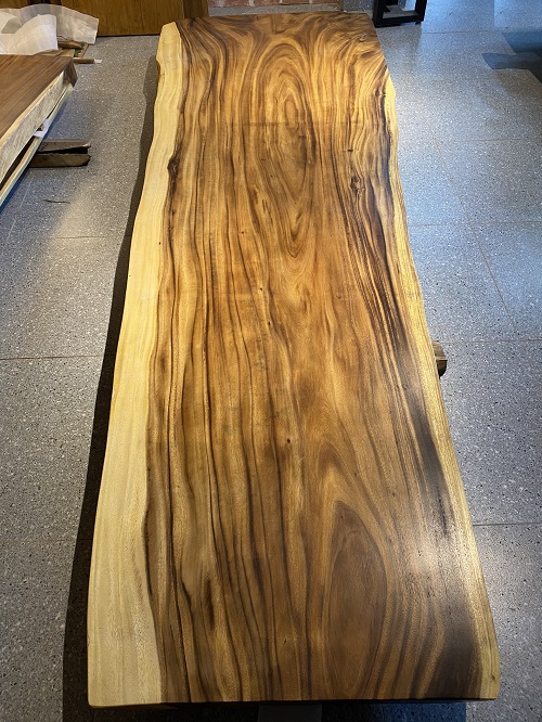 Bàn gỗ Me Tây nguyên khối kiểu tự nhiên dài 3m32 phù hợp làm bàn ăn, bàn cafe, bàn văn phòng...