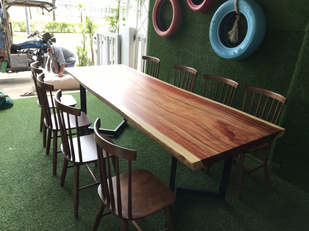 Giao bàn gỗ Hương cho khách hàng ở Bình Thạnh