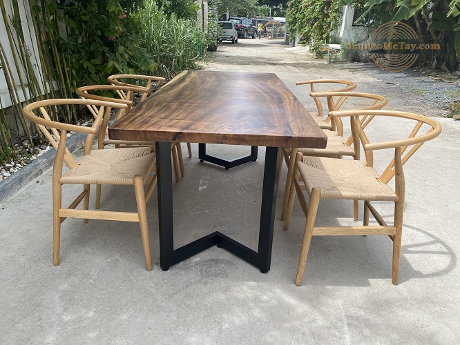 Sự kết hợp giữa mẫu bàn gỗ Me Tây và 6 Ghế Wishbone tạo nên 1 bộ sản phẩm độc đáo và mang vẻ đẹp mộc mạc từ tự nhiên đến không gian căn nhà.