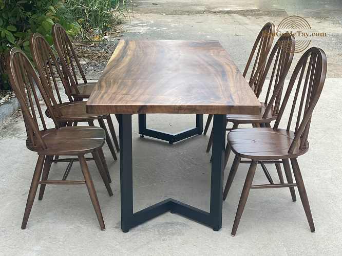 Sự kết hợp giữa mẫu bàn gỗ Me Tây và 6 Ghế windsor tạo nên 1 bộ sản phẩm độc đáo và mang vẻ đẹp mộc mạc từ tự nhiên đến không gian căn nhà