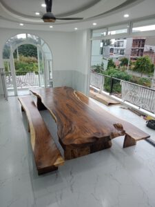 Bộ bàn ghế gỗ nguyên tấm Me tây giao cho khách hàng