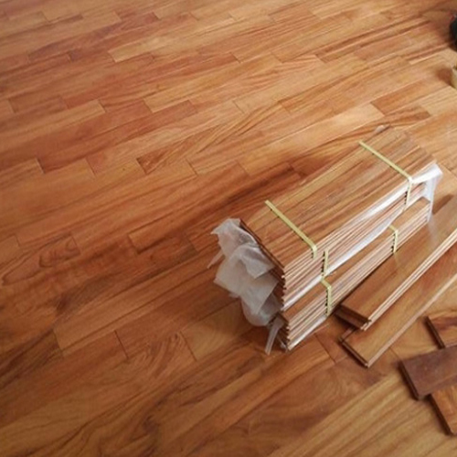 Sử dụng gỗ thông tự nhiên lót sàn có tốt không ?