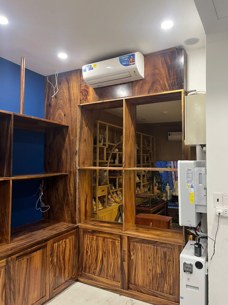 Tủ kệ trưng bày tượng Phật gỗ Me Tây tự nhiên do Saman Wood sản xuất theo yêu cầu, thiết kế trang nghiêm, hiện đại, bền đẹp, phù hợp mọi không gian thờ tự.